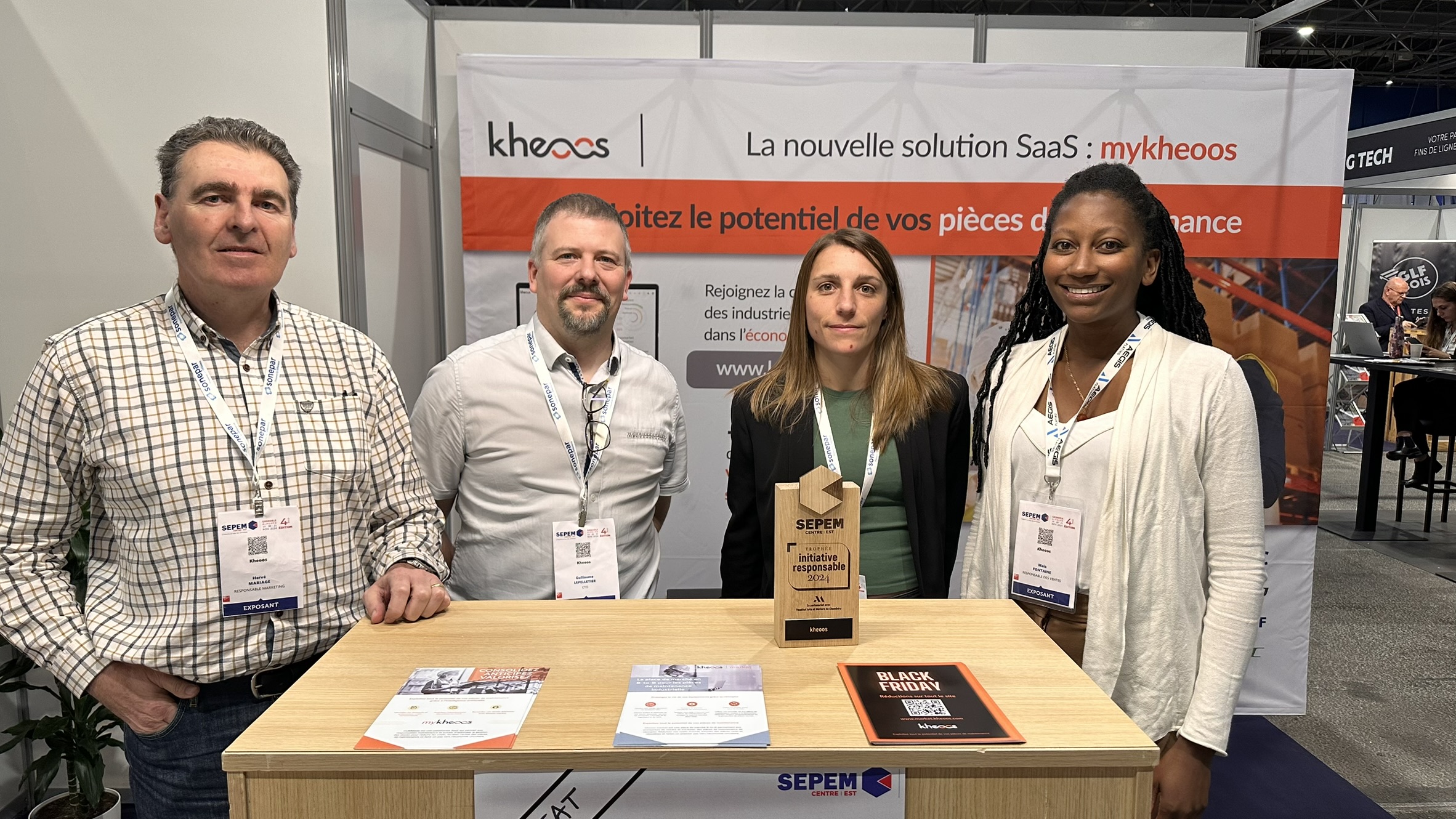 L'équipe kheoos avec le trophée de l'initiative responsable du salon SEPEM industrie Grenoble 2024